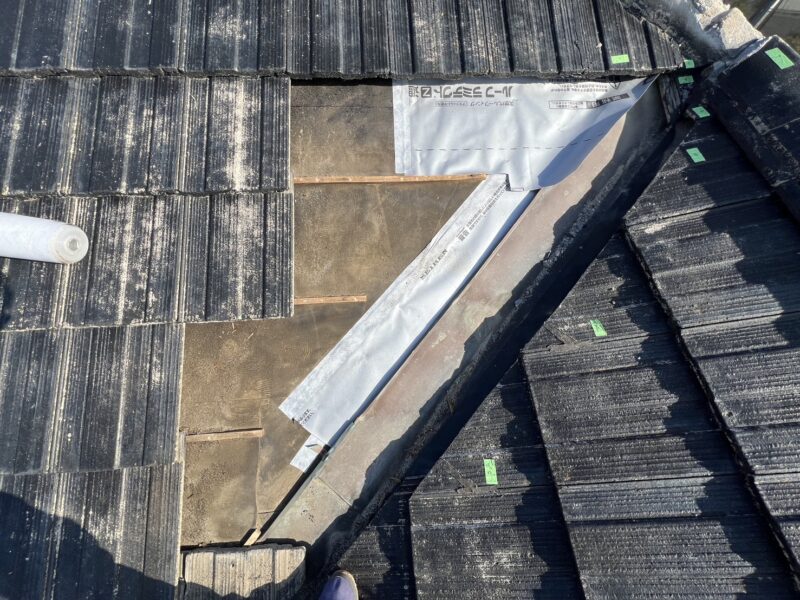 補修工事完了しました。<br />
棟と瓦を元に戻します。