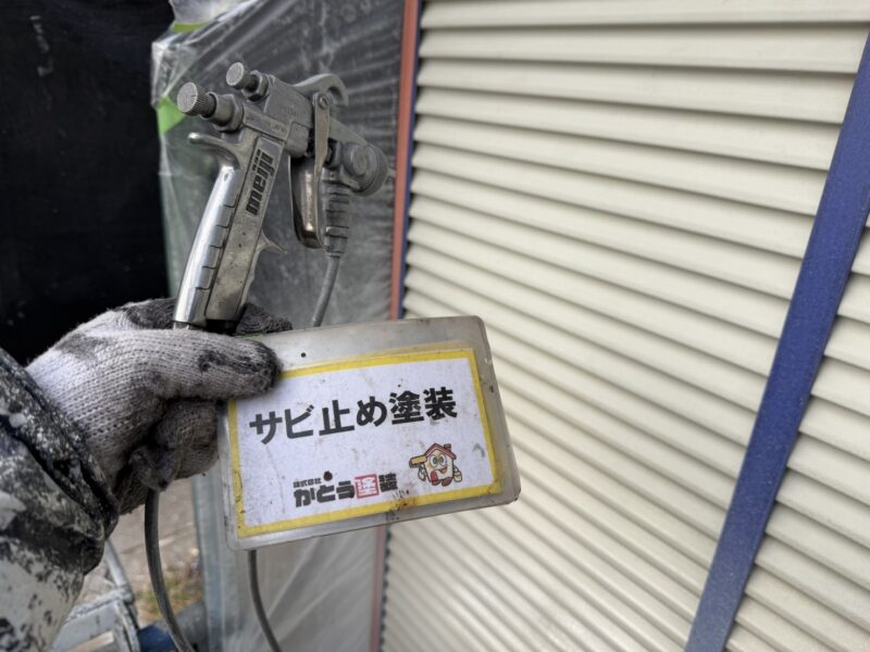 戸袋のサビ止め塗装の様子です。<br />
鉄部にはサビ止めを施します。