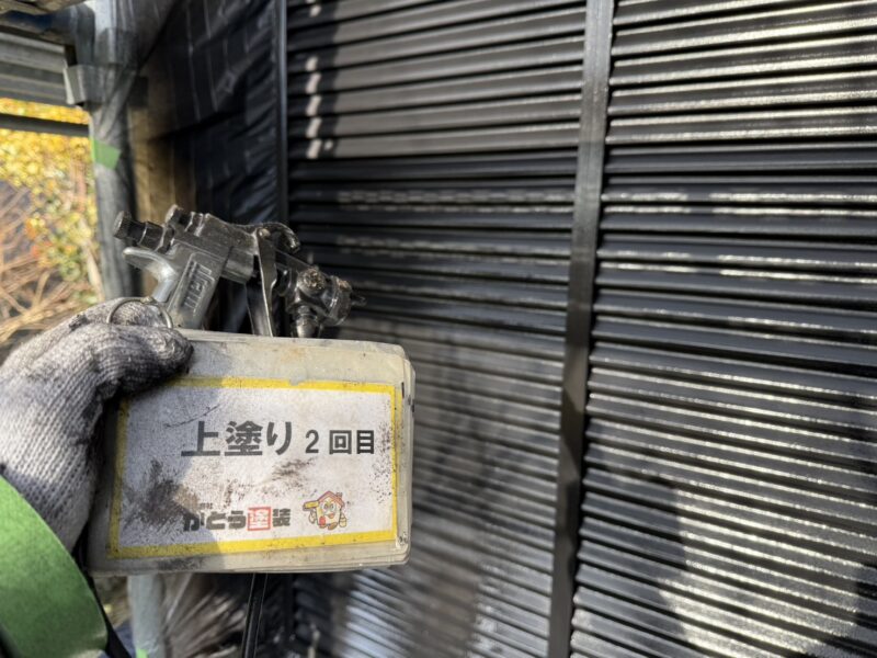 上塗り2回目の様子です。<br />
より艶感が増しています。