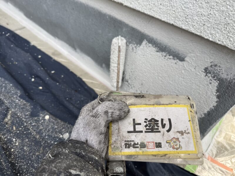 基礎はばきの上塗りの様子です。