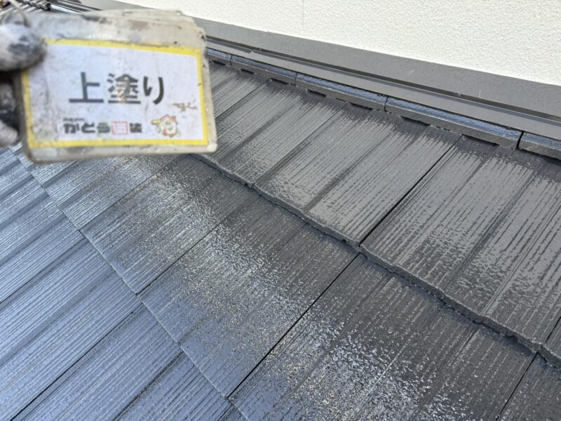 防水性が向上した艶々の塗膜が雨風や紫外線から屋根を守ってくれます。