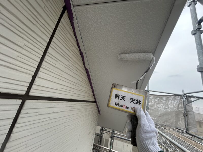 ホワイト系の優しいグレーで塗装しています。