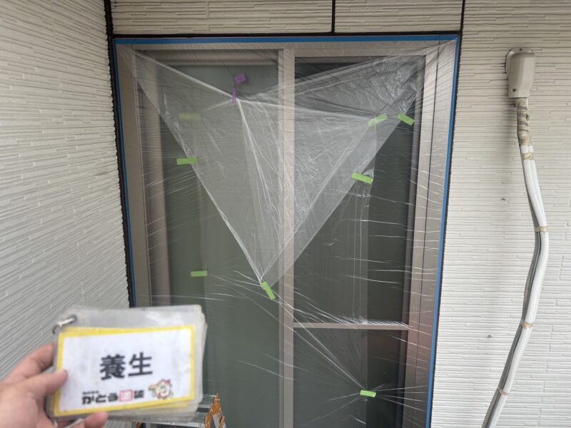 塗料が付着しないよう徹底的に養生します。