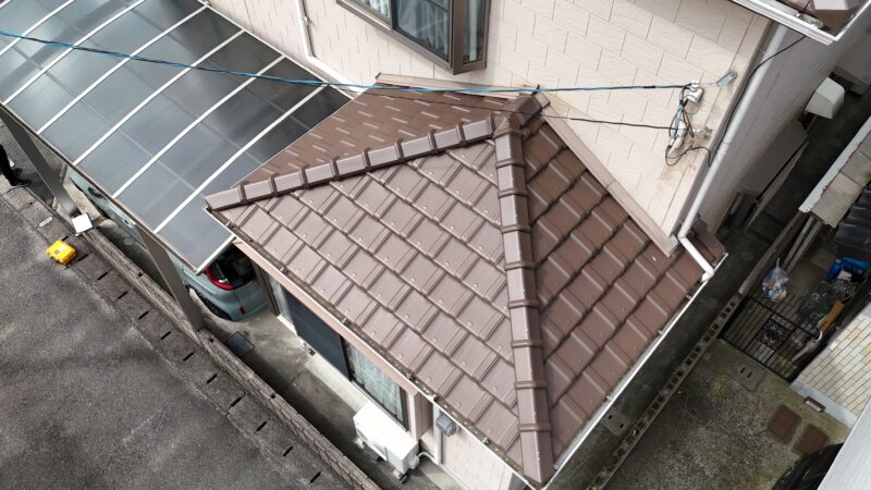 屋根は今回塗装しませんが、洗浄で綺麗にしていきます。<br />
棟瓦のコーキングを新しくします。
