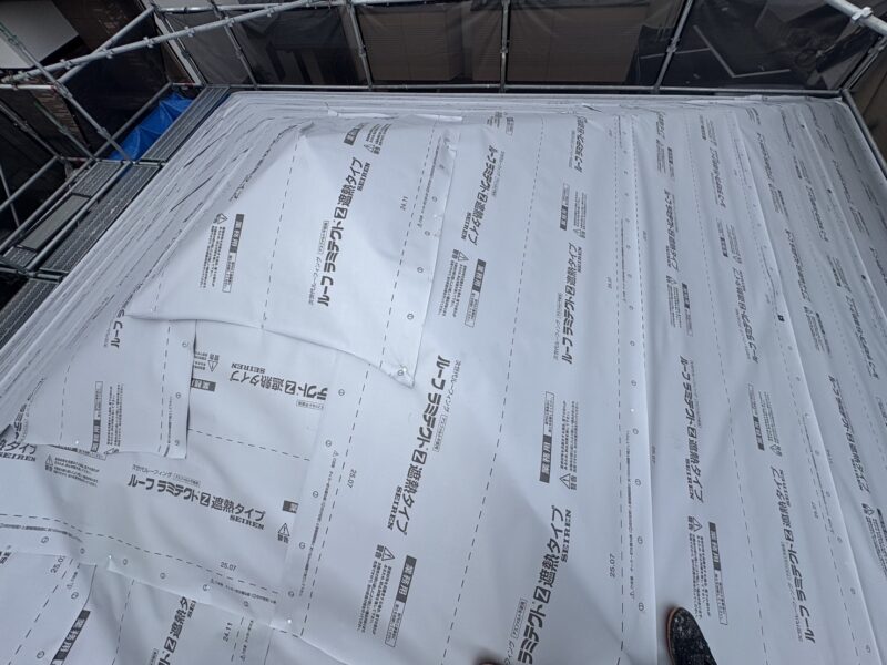 既存の屋根材の上に、全面に隙間なく貼っていきます。