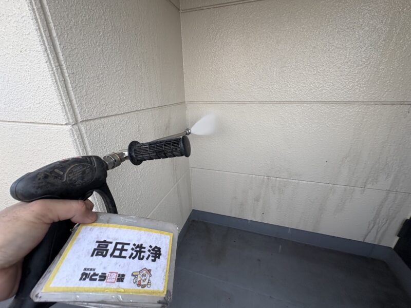 外壁の高圧洗浄の様子です。<br />
黒い水が流れ、汚れが落ちていっています。