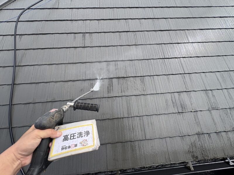 屋根の高圧洗浄の様子です。<br />
最終的に見えなくなってしまう屋根も綺麗にしてからカバー工法を施工します。