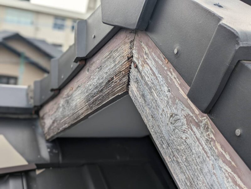 破風は木部の劣化が激しいため、今回板金を取り付ける作業をおこないます。