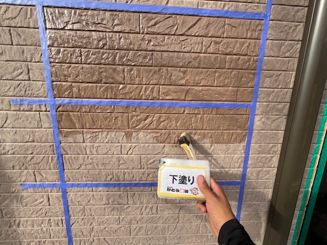 1階の外壁は、WB多彩仕上げ工法にて施工します。<br />
事前に試し塗りをし、色を決めていきます。