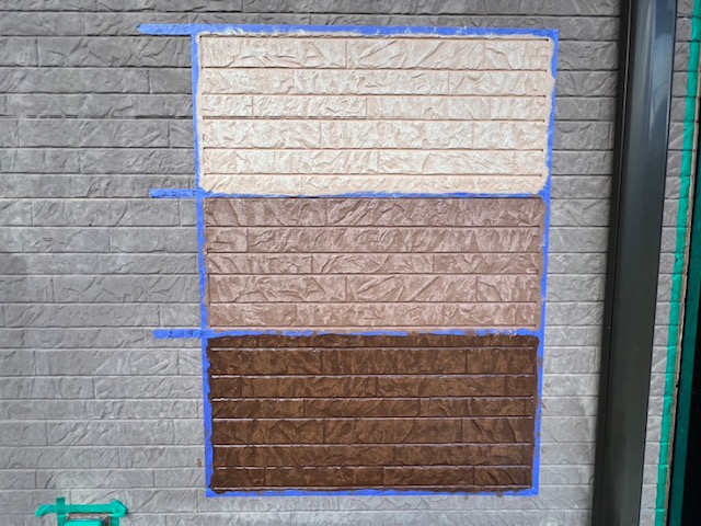 A色の上から模様付けB色を塗布しました。<br />
施主様にお好みのものを選んでいただきます。