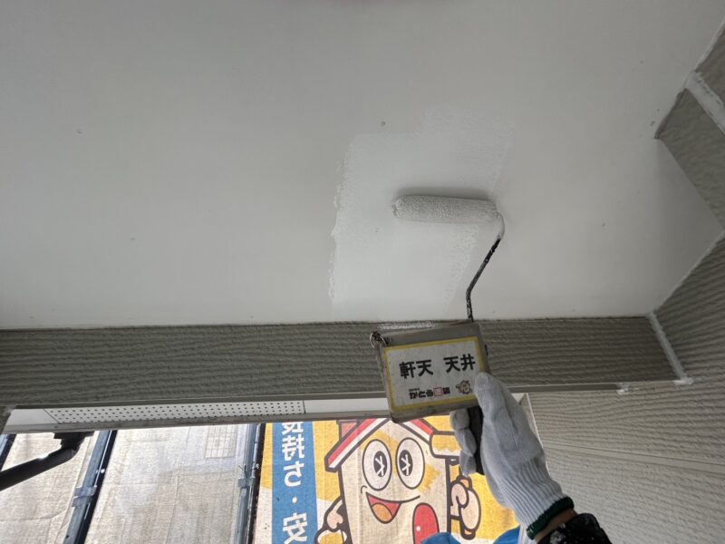 天井の塗装の様子です。<br />
塗り替えることで防水性が向上します。