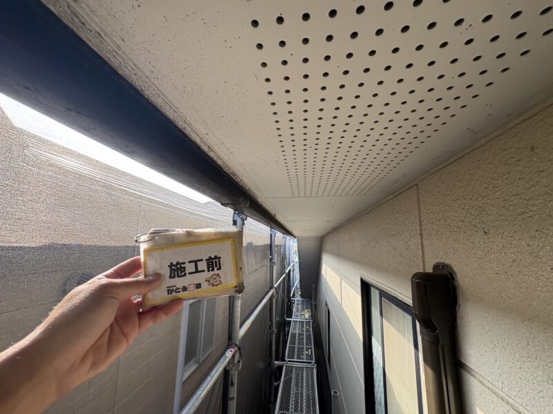 軒天は湿気が溜まりやすい箇所で、汚れが付着し防水性が低下していました。