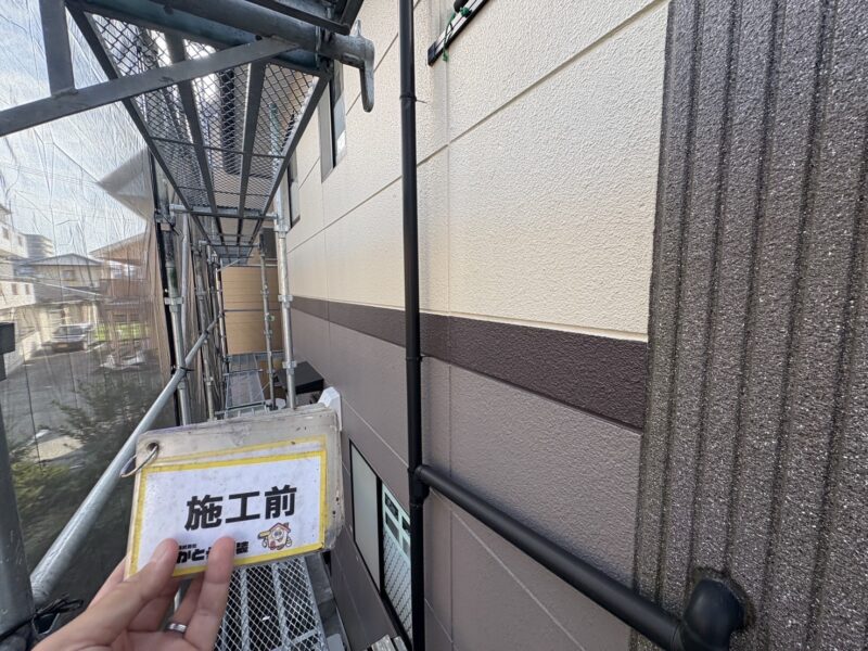 外壁は二色で色分けし、立体感のある外観になるよう仕上げていきます。