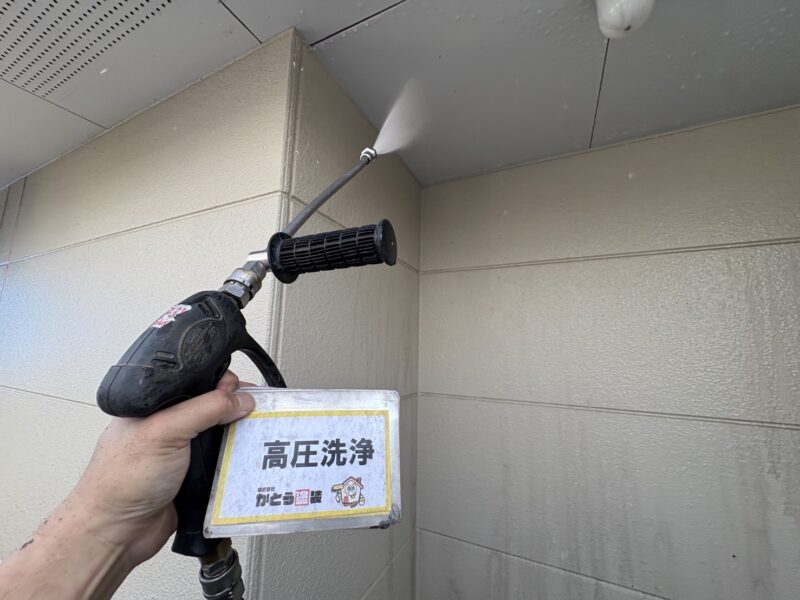 軒天の高圧洗浄の様子です。