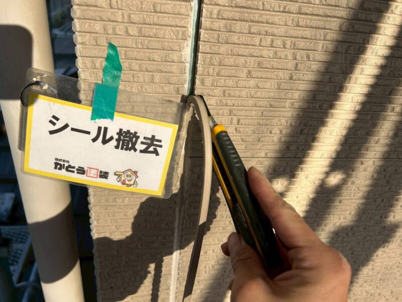 シーリングはすべて打ち替えをおこないます。<br />
既存のシーリング材撤去の様子です。