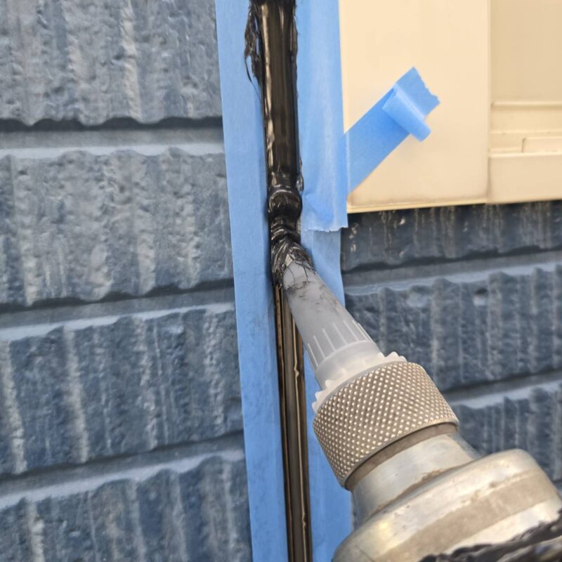 高耐久のシーリング材を目地にたっぷりと充填します。