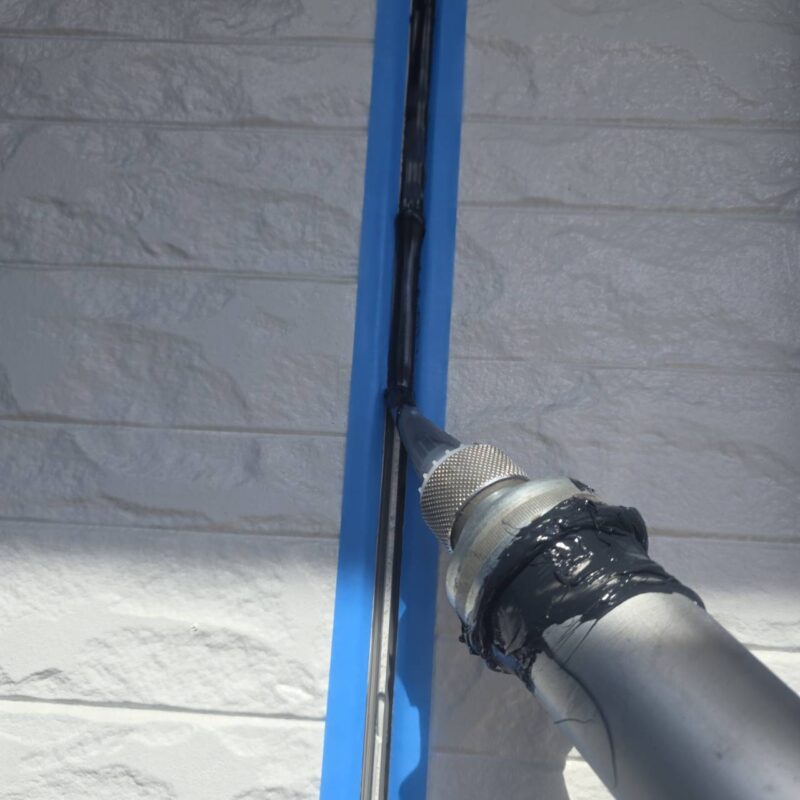 シーリング材充填の様子です。