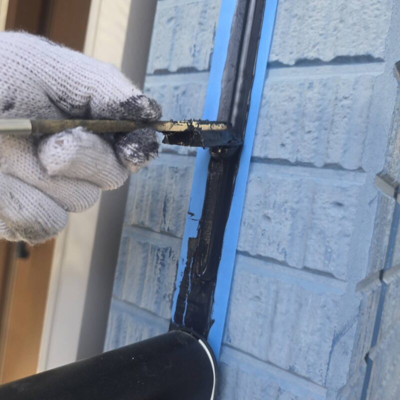 ヘラで押さえ、密着性を高めます。