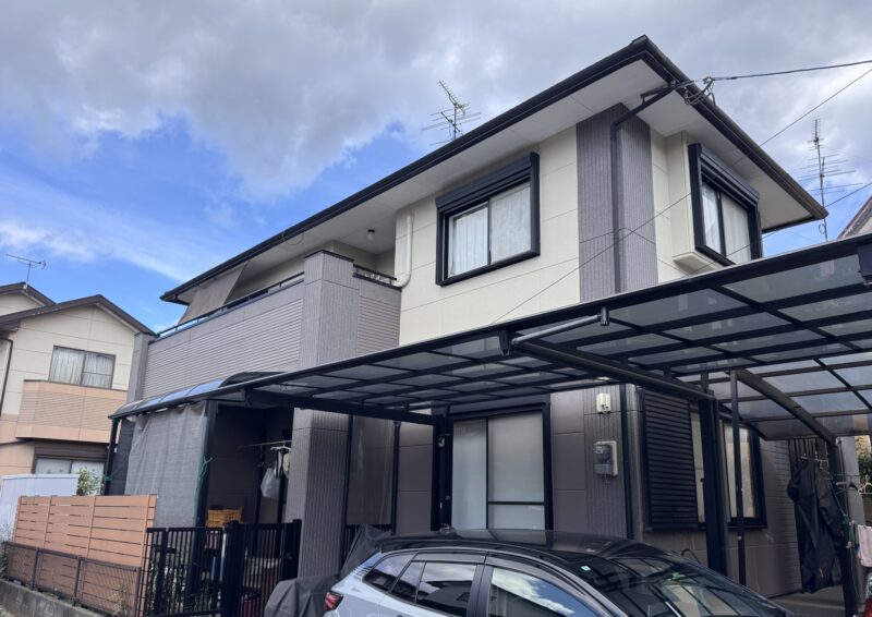 築25年のお住まいで、今回が2回目の外装工事になります。<br />
前回は他社様で15年前に塗り替えされていました。