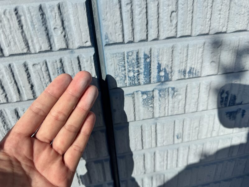 手で触れると白い粉が付着しました。<br />
チョーキング現象といい、塗膜が劣化している証拠です。