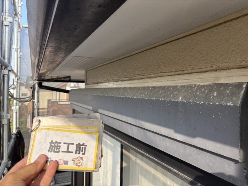 シャッターボックスは錆が出そうなくらい、ほとんど塗膜がない状態でした。