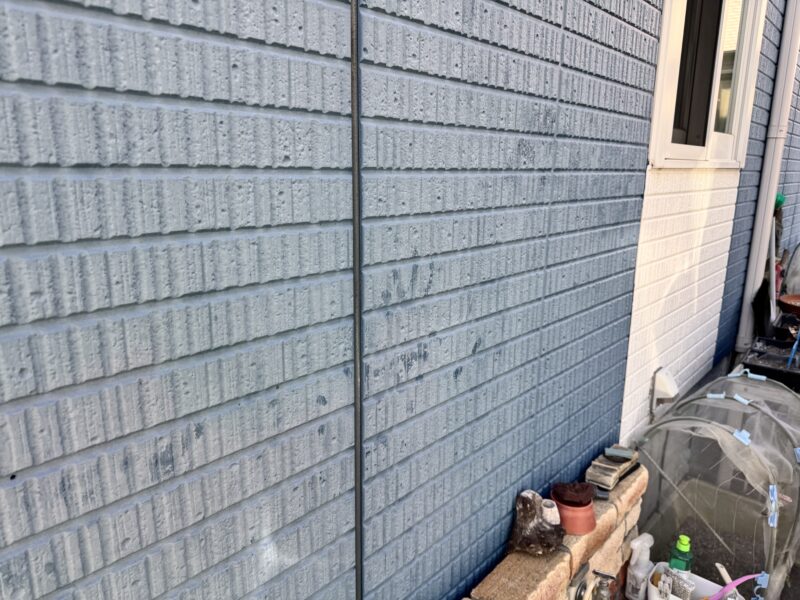 シーリングは硬化し痩せていました。<br />
既存のシーリングはすべて撤去し、打ち替えをおこないます。