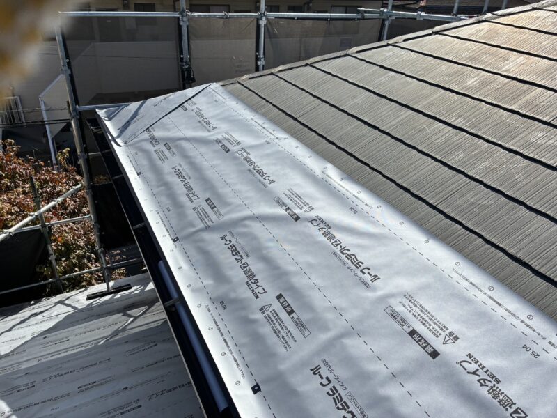 新しい防水紙を貼っていきます。