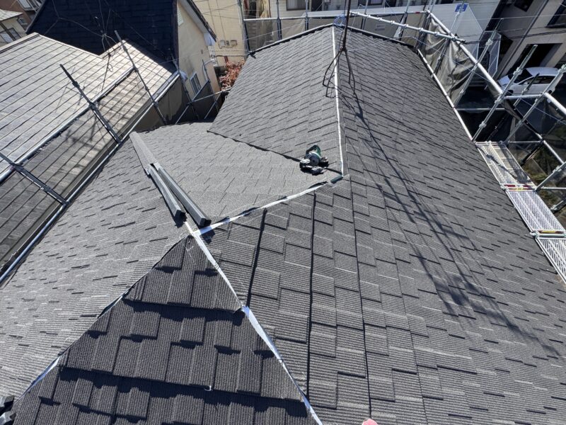 人気のガルバリウム鋼板に天然のストーンチップを施しているので塗り替えいらずのメンテナンスフリーな屋根材です。