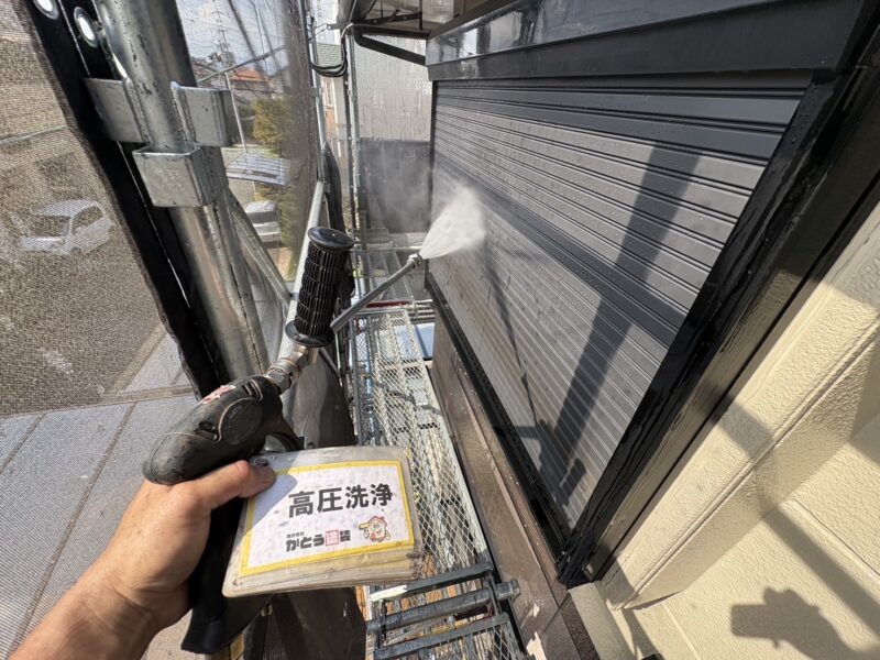 雨戸の高圧洗浄の様子です。