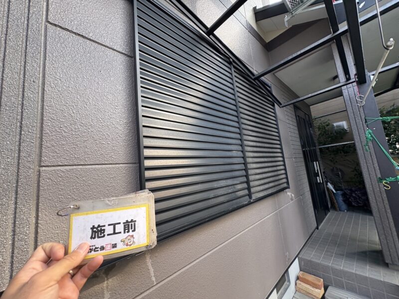 雨戸と戸袋は埃に覆われ、鉄部らしい艶が失われていました。