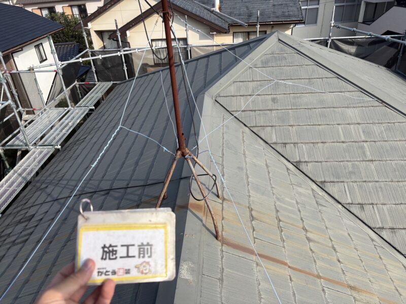 既存の屋根材は脆弱なもので、塗り替えでは原状回復は厳しいと判断し、今回は屋根カバー工法をご提案いたしました。