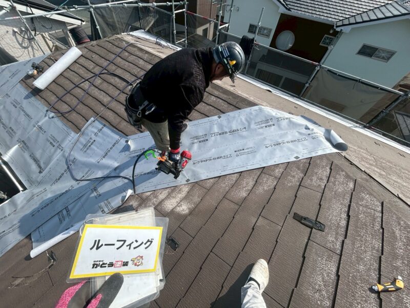 防水紙取り付けの様子です。