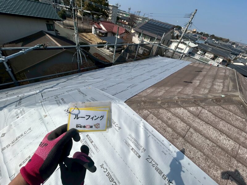 既存の屋根材の上から隙間なく防水紙を貼っていきます。