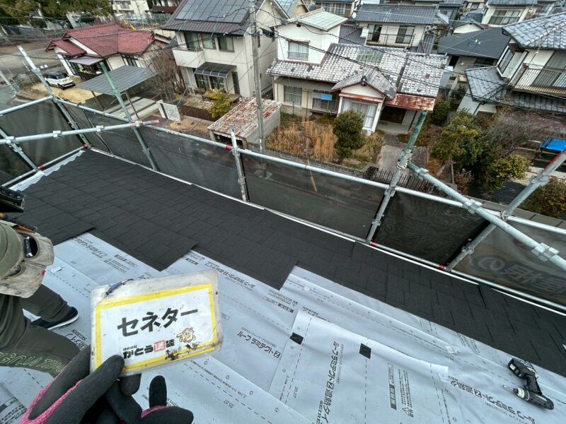 非常に軽く災害にも強い屋根材セネターを取り付けていきます。