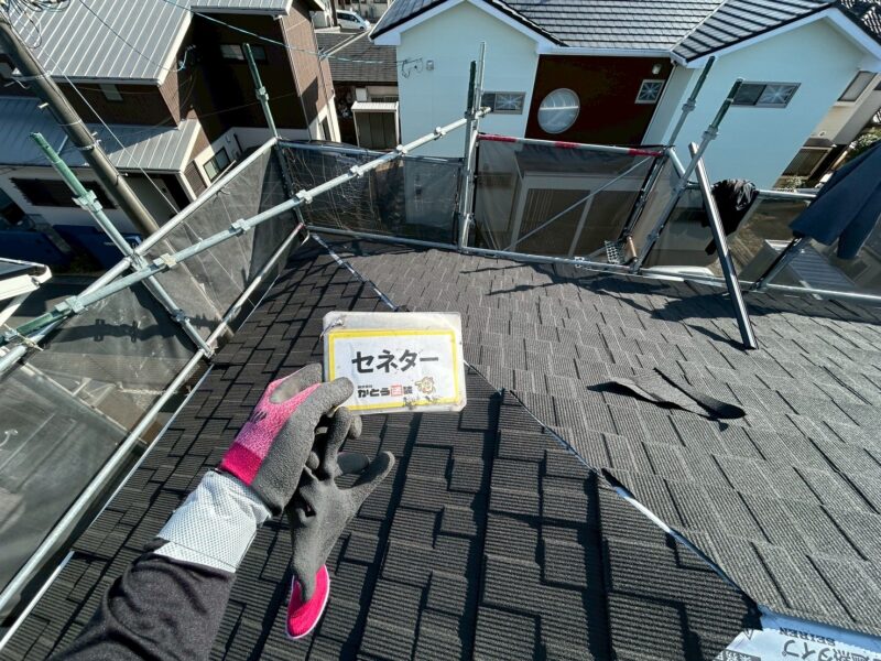 天然石チップとガルバリウム鋼板を使用し、色褪せの心配や塗り替える必要のないメンテナンスフリーな屋根材です。