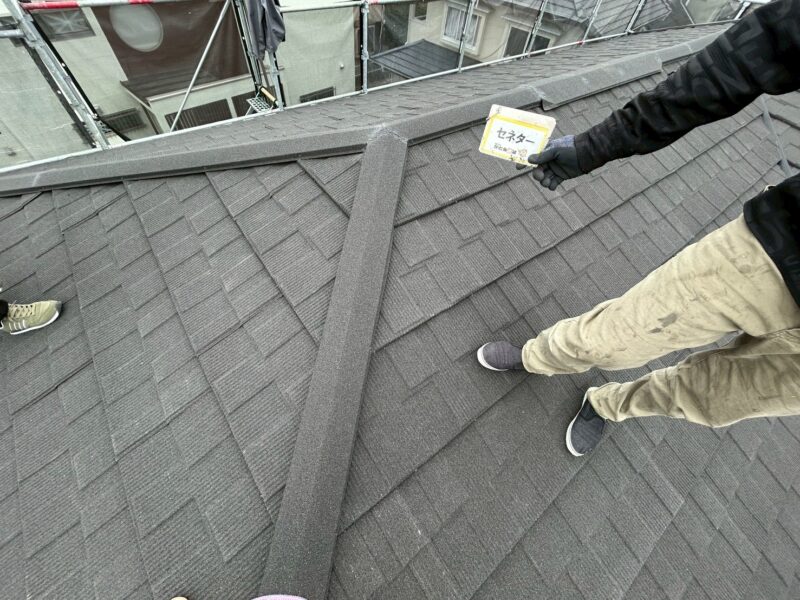棟板金を取り付け、施工完了です。