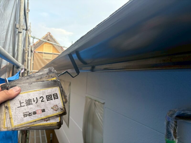 軒樋の上塗り2回目の様子です。