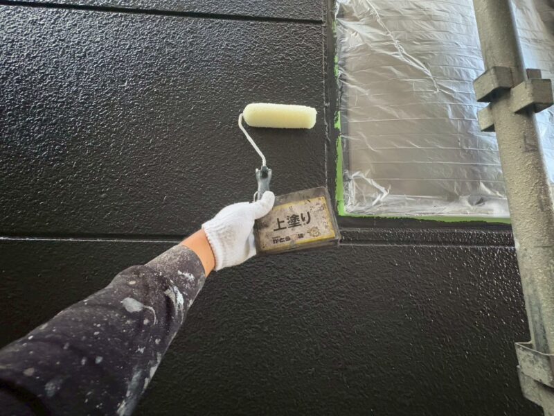 仕上げにクリアー塗装をすることで、外壁表面をしっかりと保護してくれます。