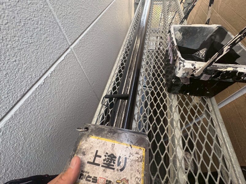 室外機カバーは取り外し、上塗りをおこなっています。