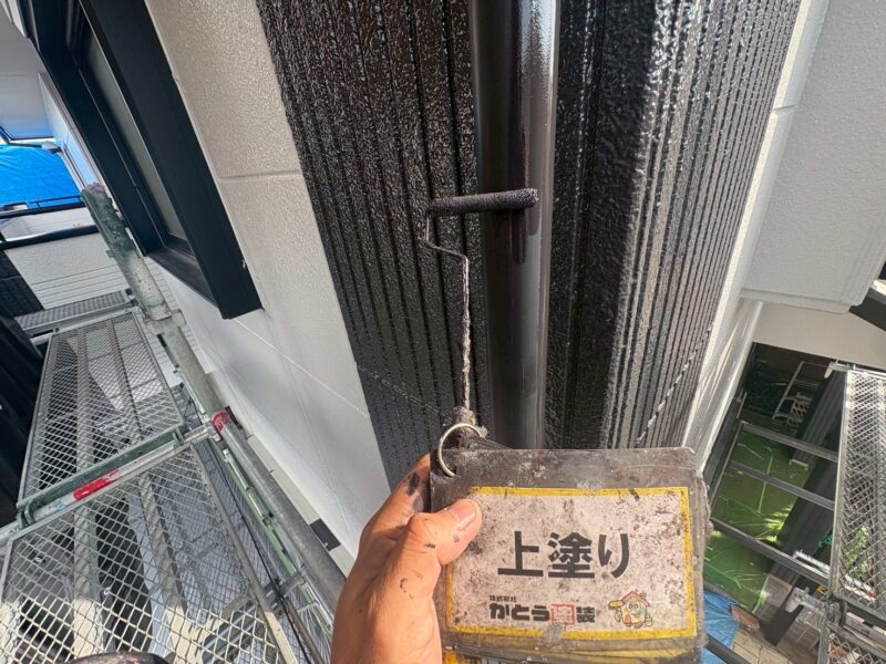 竪樋の上塗りの様子です。