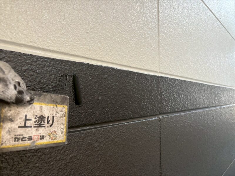 幕板の上塗りの様子です。