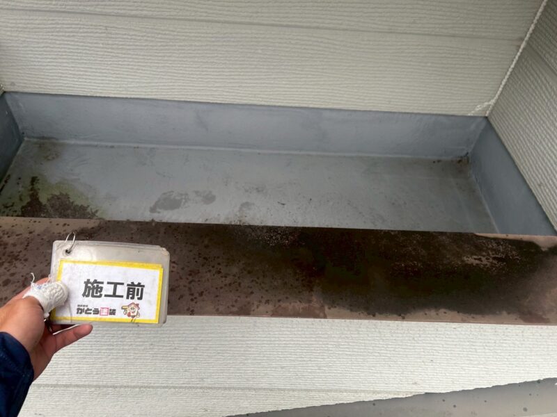 笠木は雨水が溜まり腐食・サビが発生していました。