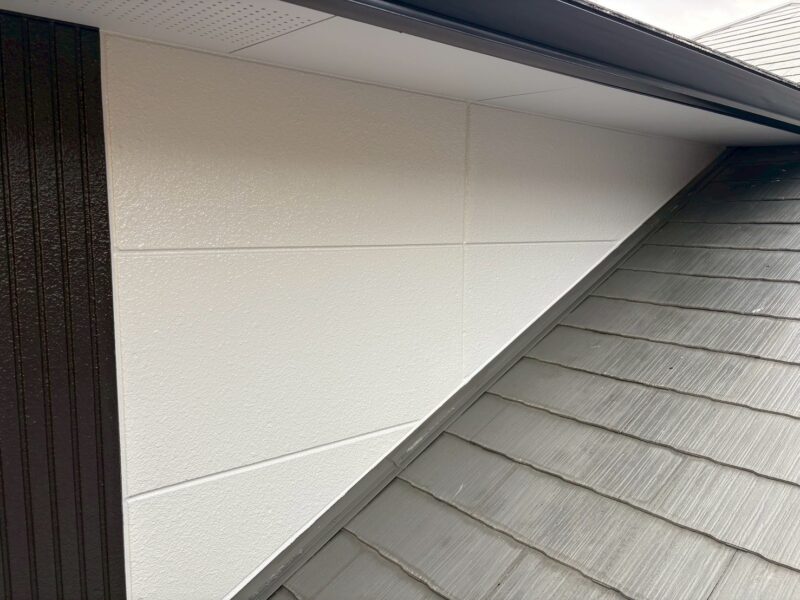 外壁は、艶ありで施工しています。