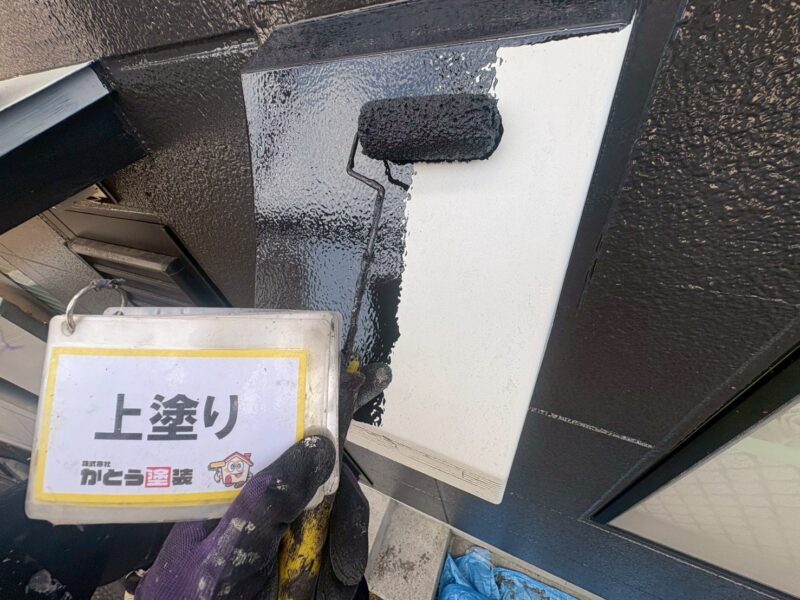 フードの上塗りの様子です。