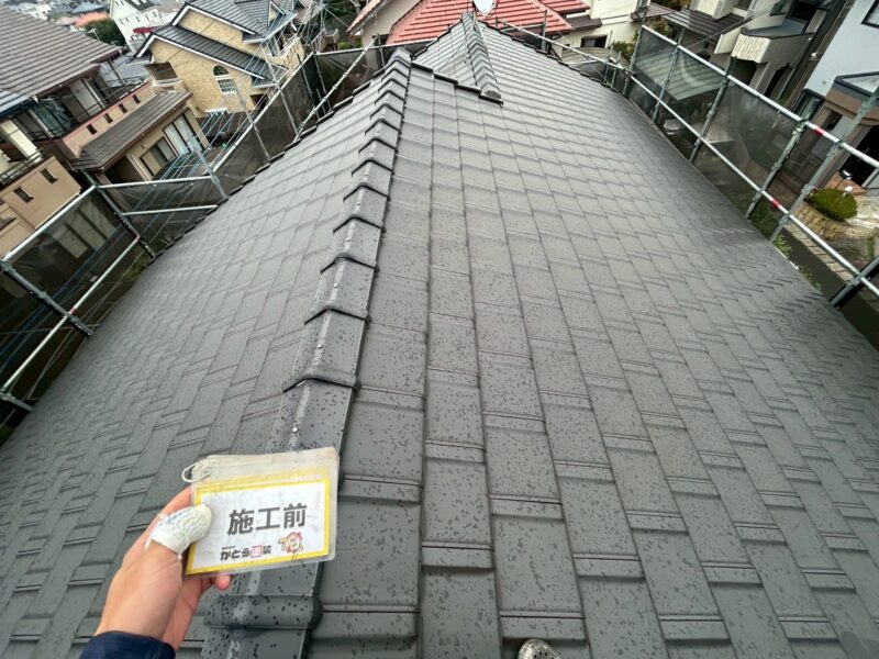 屋根は今回塗装しませんが、高圧洗浄をおこない綺麗にしていきます。