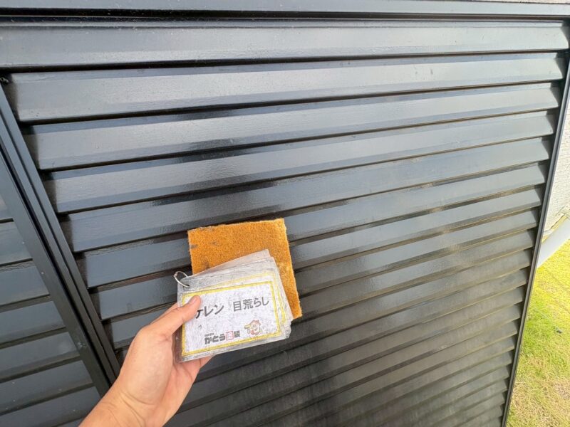 雨戸のケレンの様子です。<br />
ケレンをおこなうことで、塗料の食いつきを良くしてくれます。