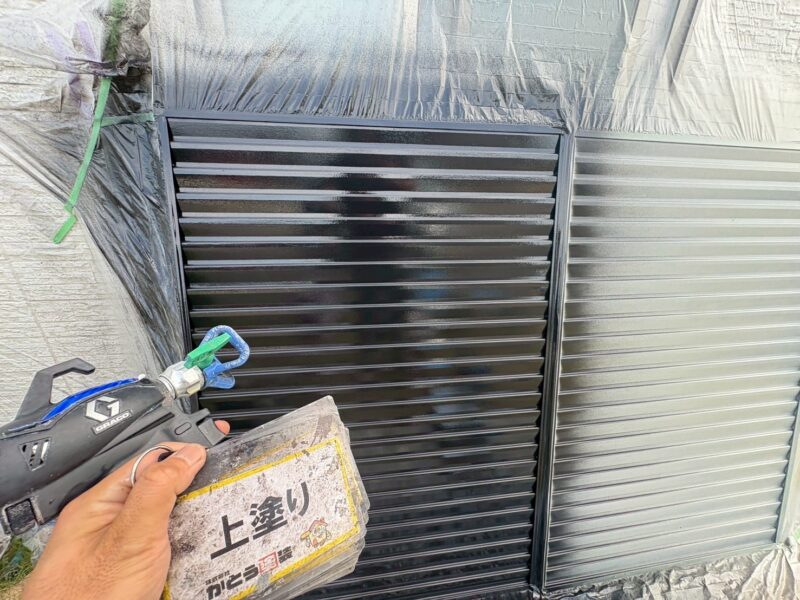 上塗りの様子です。<br />
吹き付けることで、ムラなく均一な美しい仕上がりになります。