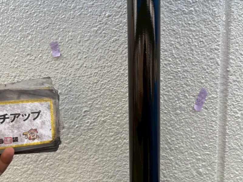 外壁に付帯部の塗料が付着していましたので、タッチアップします。