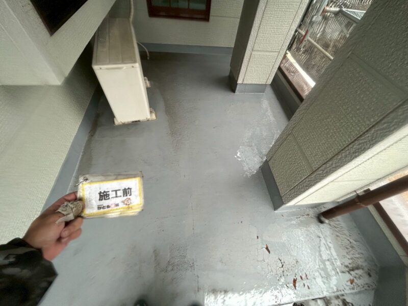 バルコニーは防水工事をおこない、防水層を守る新たな塗膜を形成します。