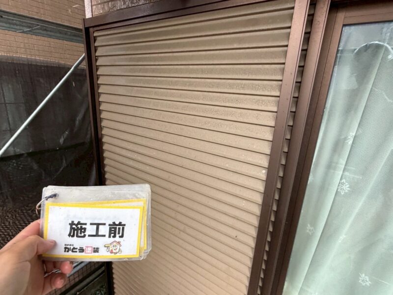 戸袋と雨戸も耐候性の高い塗料で塗り替え綺麗にしていきます。